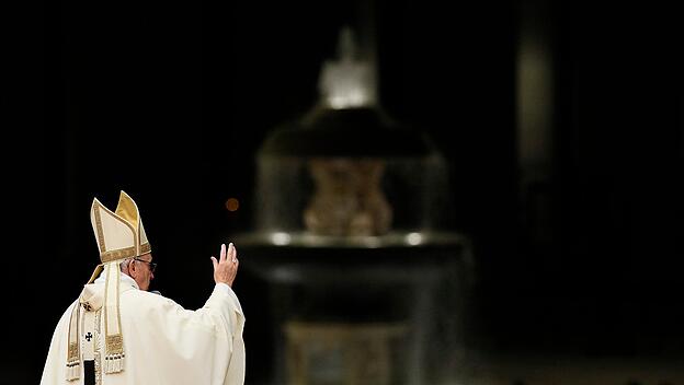 Papst Franziskus feiert eine Messe mit Ordensleuten zum Abschluss des Jahres der Orden am 2. Februar 2016