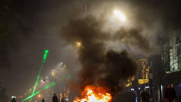 Proteste in Georgien: Demonstranten verbrennen Reifen vor dem Parlamentsgebäude
