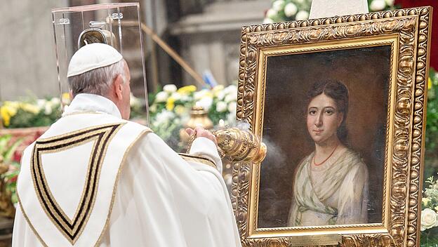 Papst Franziskus vor einem Bild von Pauline Jaricot