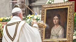 Papst Franziskus vor einem Bild von Pauline Jaricot