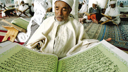 Mann der im Koran liest