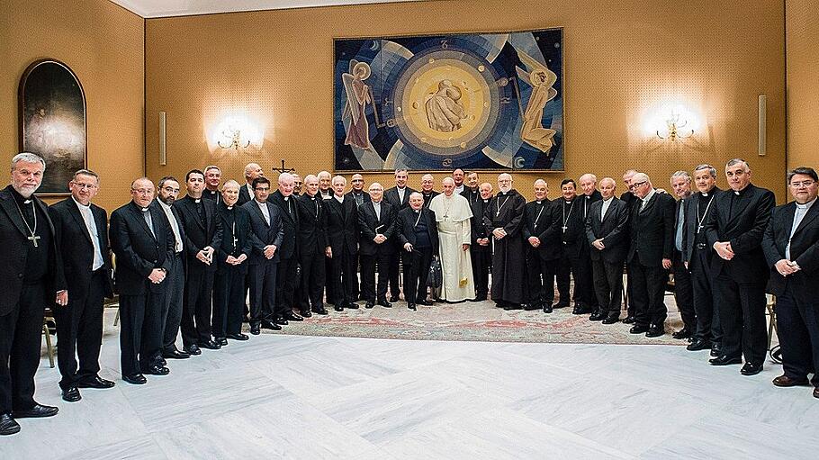 Papst Franziskus mit chilenischen Bischöfen