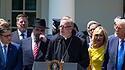 Robert Barron mittig, rechts Trump