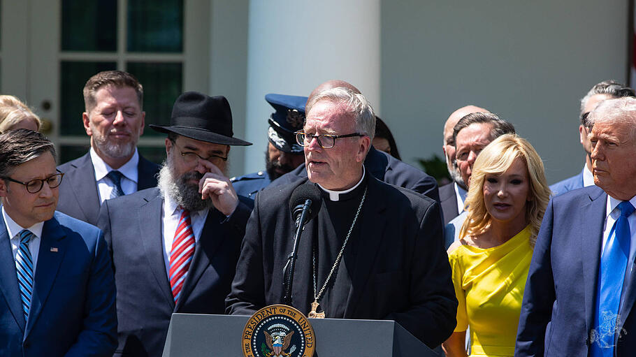 Robert Barron mittig, rechts Trump
