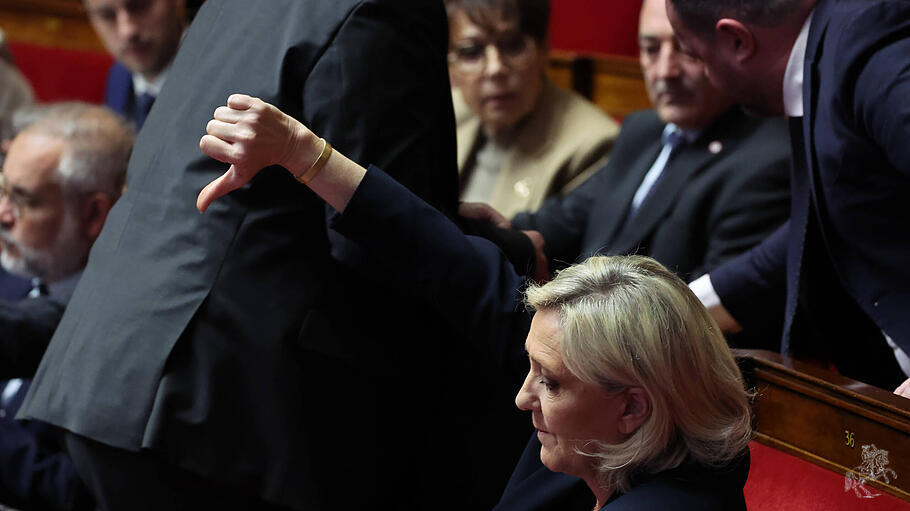 Marine Le Pen während der Debatte zur Zensur der Regierung