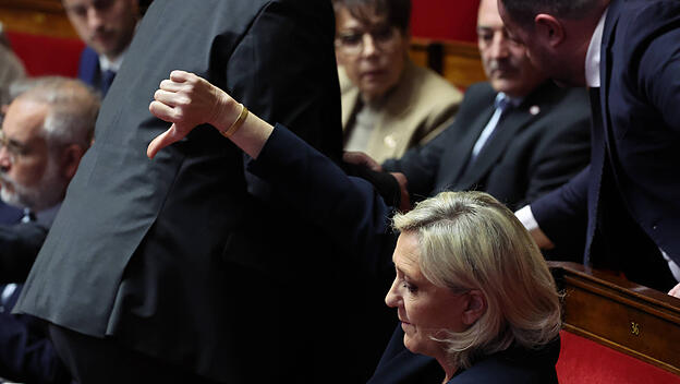 Marine Le Pen während der Debatte zur Zensur der Regierung