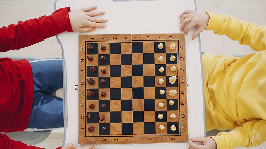 Kinder beim Schachspielen