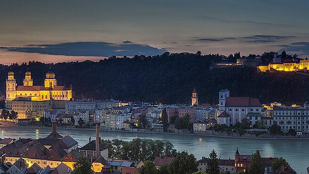 Blick auf die Donaustadt Passau mit dem Stephansdom und der Veste Oberhaus