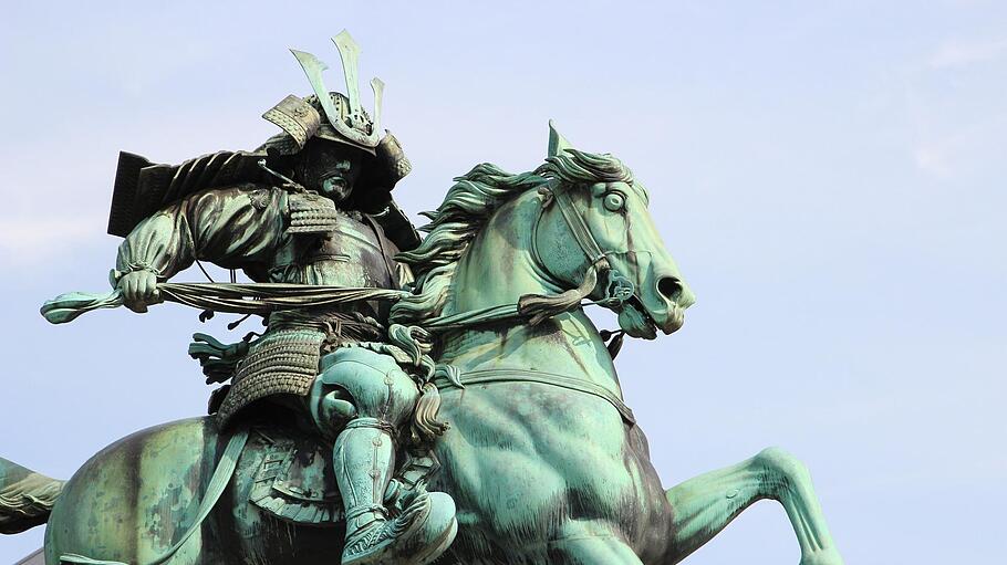 Reiterstatue mit Samurai-Rüstung
