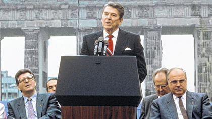 Ronald Reagan bei seiner berühmten Rede vor dem Brandenburger Tor 1989