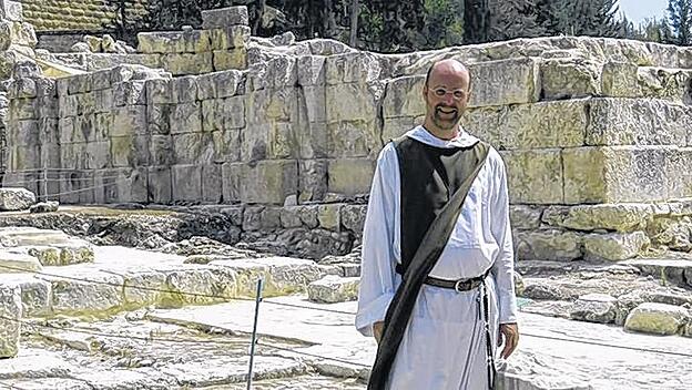 Pater Franz von Sales vor den byzantinischen Ruinen des Emmausheiligtums