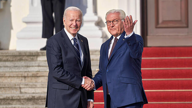 Joe Biden und Frank-Walter Steinmeier beim Empfang des amerikanischen Präsidenten mit militärischen Ehren