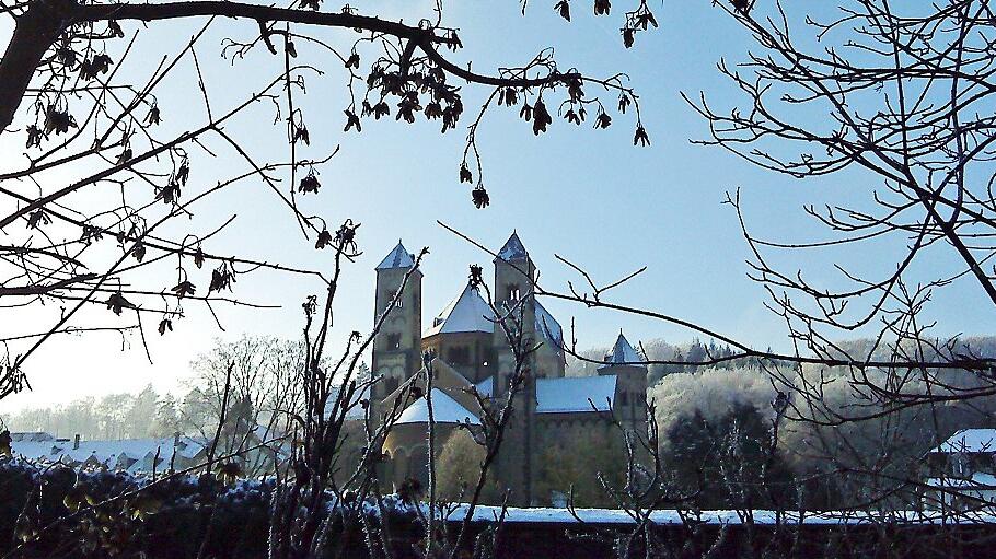 Winterlich verschneite Abteikirche Maria Laach