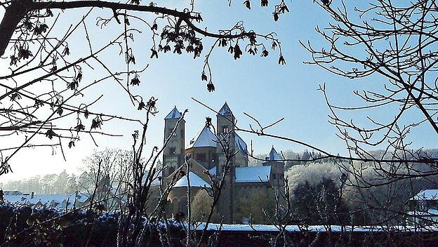 Winterlich verschneite Abteikirche Maria Laach