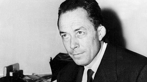 Schriftsteller Albert Camus an seinem Schreibtisch
