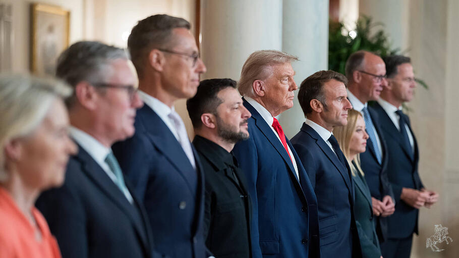 Trump, Meloni, Merz, Macron in einer Reihe mit Präsident Selenskiy beim multilateralen Treffen im Weißen Haus.