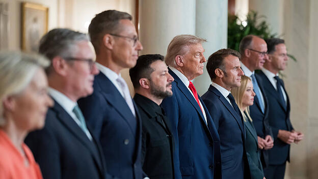 Trump, Meloni, Merz, Macron in einer Reihe mit Präsident Selenskiy beim multilateralen Treffen im Weißen Haus.