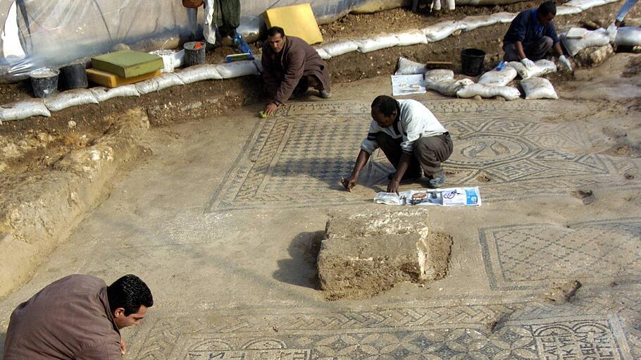 Gefangene säubern Mosaike der auf dem Gelände des Megiddo-Gefängnisses gefundenen christlichen Kirche in Nordisrael.