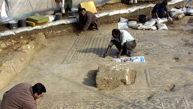 Gefangene säubern Mosaike der auf dem Gelände des Megiddo-Gefängnisses gefundenen christlichen Kirche in Nordisrael.