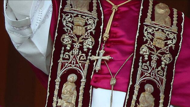 Das besondere Brustkreuz des neuen Papstes.