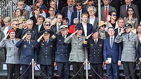 Die deutsche Nationalhymne in der dritten Strophe des &bdquo;Lieds der Deutschen&ldquo; ist Teil hoheitlicher Repr&auml;sentation, auf dem Bild wird sie angestimmt beim feierlichen Bundeswehr-Gel&ouml;bnis am 20. Juli 2026 in Berlin.