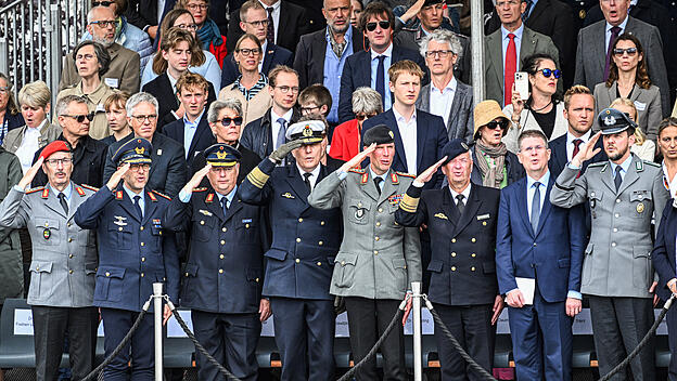 Die deutsche Nationalhymne in der dritten Strophe des „Lieds der Deutschen“ ist Teil hoheitlicher Repräsentation, auf dem Bild wird sie angestimmt beim feierlichen Bundeswehr-Gelöbnis am 20. Juli 2026 in Berlin.