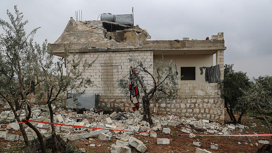 Gesamtansicht des beschädigten Hauses, in dem der Anführer der Terrormiliz Islamischer Staat (IS), getötet wurde.