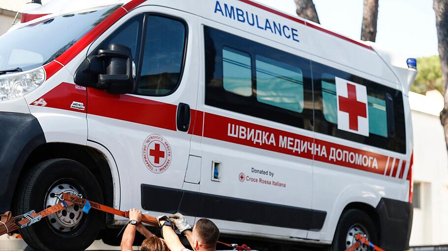 Ukraine-Krieg: Mitarbeiter des italienischen Roten Kreuzes bereiten Krankenwagen vor