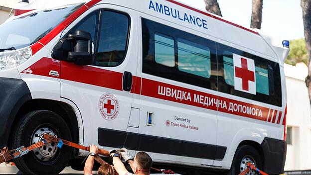 Ukraine-Krieg: Mitarbeiter des italienischen Roten Kreuzes bereiten Krankenwagen vor