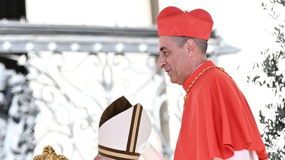 Papst Franziskus und Glaubenspräfekt Fernández