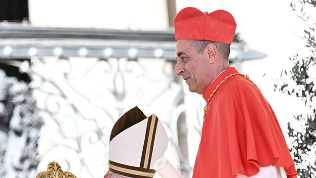 Papst Franziskus und Glaubenspräfekt Fernández