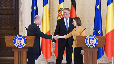 Bundeskanzler Olaf Scholz, Rumäniens Präsident Klaus Johannis und  Maia Sandu, Präsidentin der Republik Moldau (von links nach rechts)