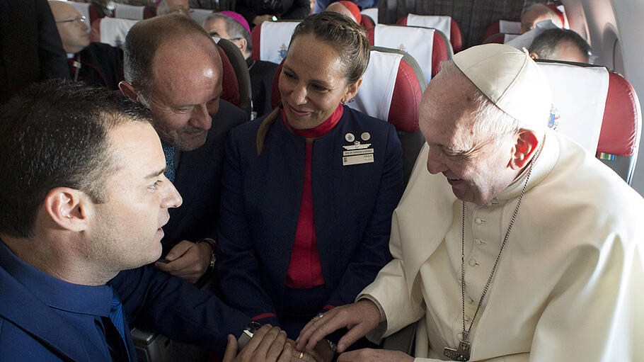 Papst Franziskus traut Steward und Stewardess