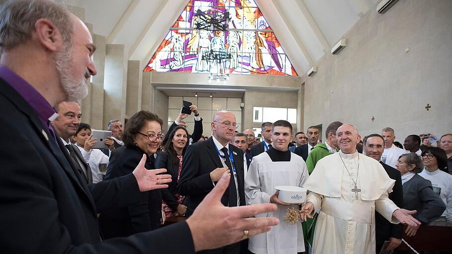 Thomas Schirrmacher wird von Papst Franziskus im aserbaidschanischen Baku empfangen