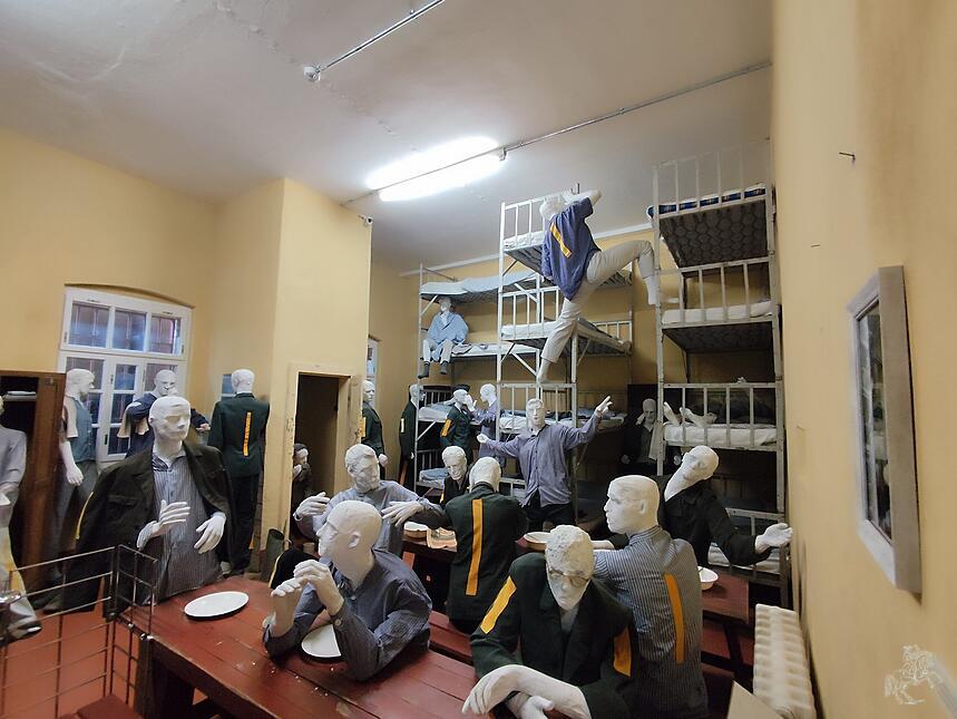 In einer figürlichen Installation wird die menschenunwürdige Überbelegung in der Haftanstalt für die Besucher erfahrbar.