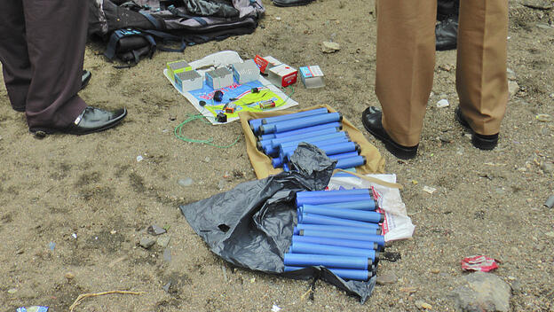 Polizisten zeigen Sprenggelatine sowie andere Materialien zum Bombenbau