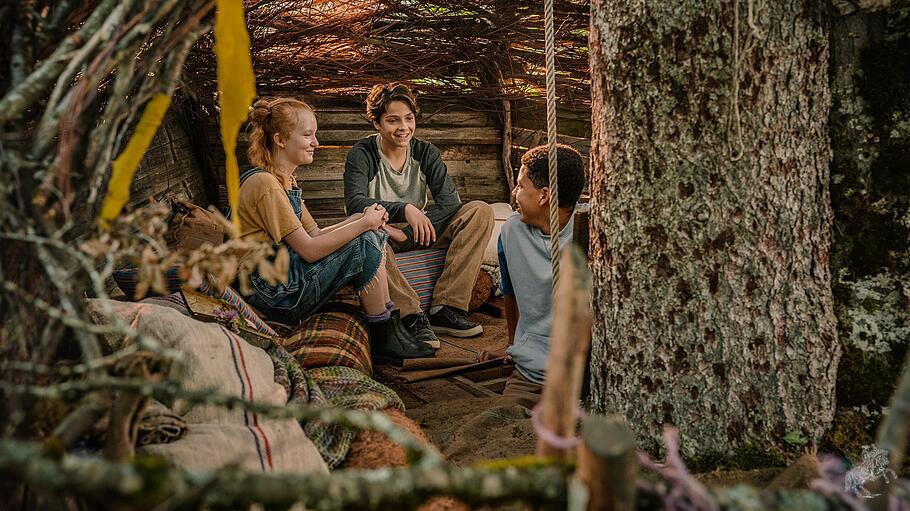 Carag (Emile Cherif, Mitte), Holly (Lilly Falk) und Brandon (Johan von Ehrlich)