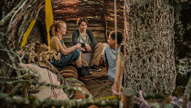 Carag (Emile Cherif, Mitte), Holly (Lilly Falk) und Brandon (Johan von Ehrlich)