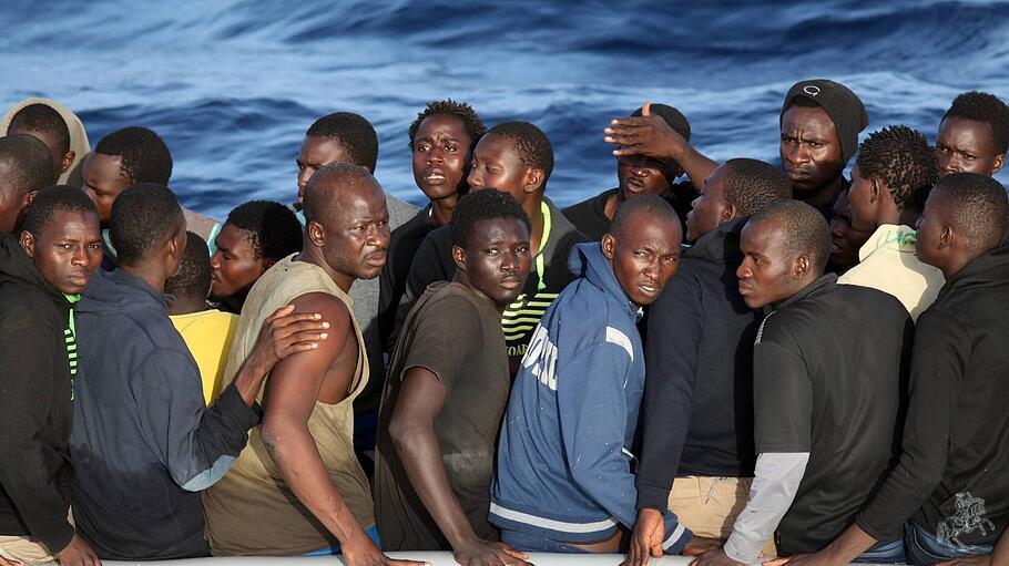 Seenotrettung von Bootsflüchtlingen vor der libyschen Küste Zivile Seenotrettung von Bootsflüchtling