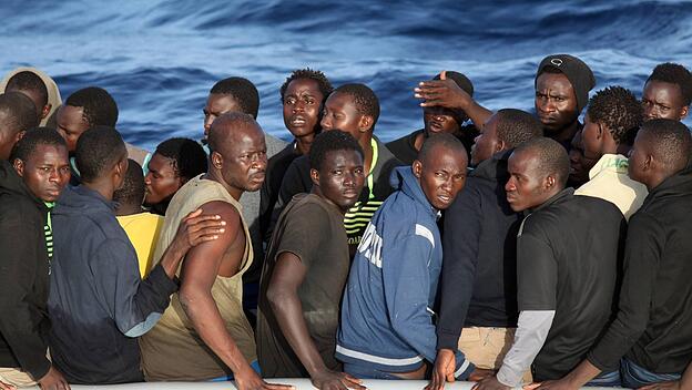 Seenotrettung von Bootsflüchtlingen vor der libyschen Küste Zivile Seenotrettung von Bootsflüchtling