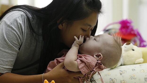 Die thailändische Leihmutter Pattharamon Janbua (21) küsst ihr sieben Monate altes Baby