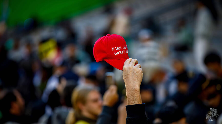Trump-Anhänger im New Yorker "Madison Square Garden" mit MAGA-Kappe