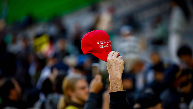 Trump-Anhänger im New Yorker "Madison Square Garden" mit MAGA-Kappe