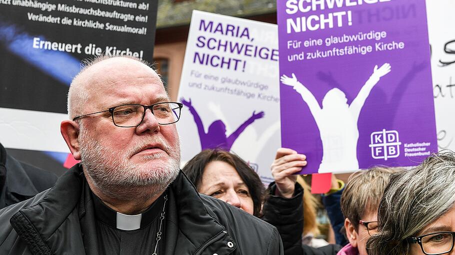 Reinhard Marx bei Unterschriften&uuml;bergabe in Mainz