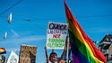 Kleines Mädchen auf LGBTQ-Demonstration