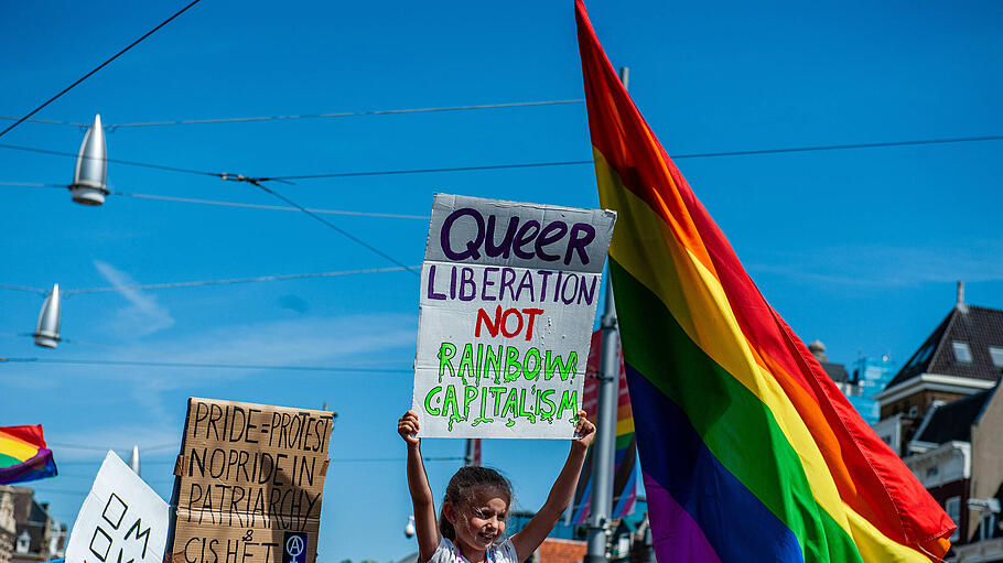 Kleines Mädchen auf LGBTQ-Demonstration
