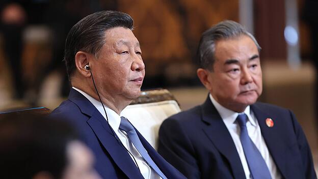 Der chinesische Pr&auml;sident Xi Jinping und Au&szlig;enminister Wang Yi