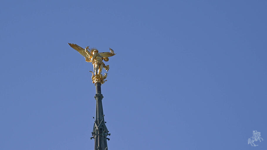 Neu vergoldet &uuml;berstrahlt der heilige Erzengel Michael den Klosterberg