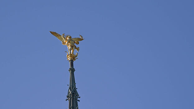 Neu vergoldet überstrahlt der heilige Erzengel Michael den Klosterberg