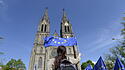 Kirche in Prag, EU-Flagge